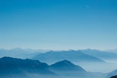 白天的蓝山